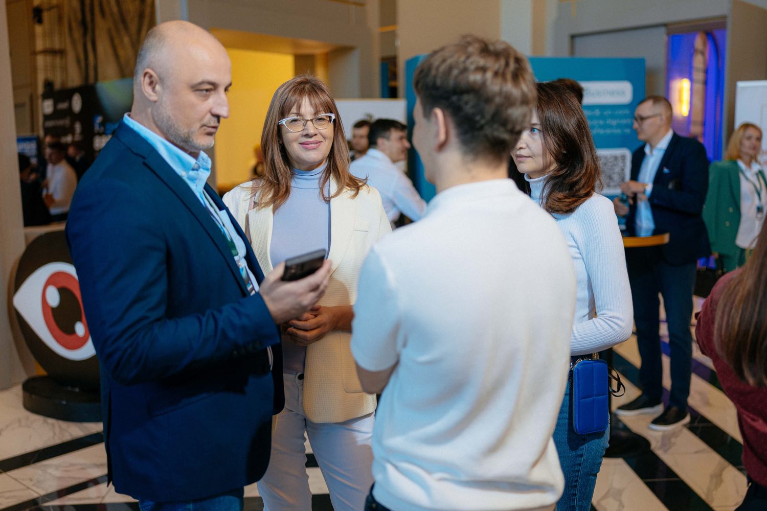 Discuții de business la un eveniment Rare People