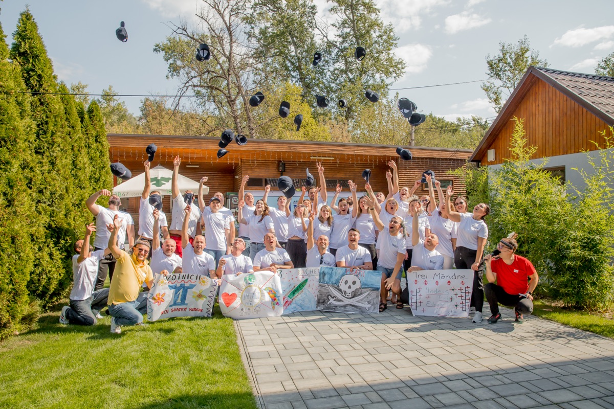 Echipă corporativă la finalul unui teambuilding în aer liber